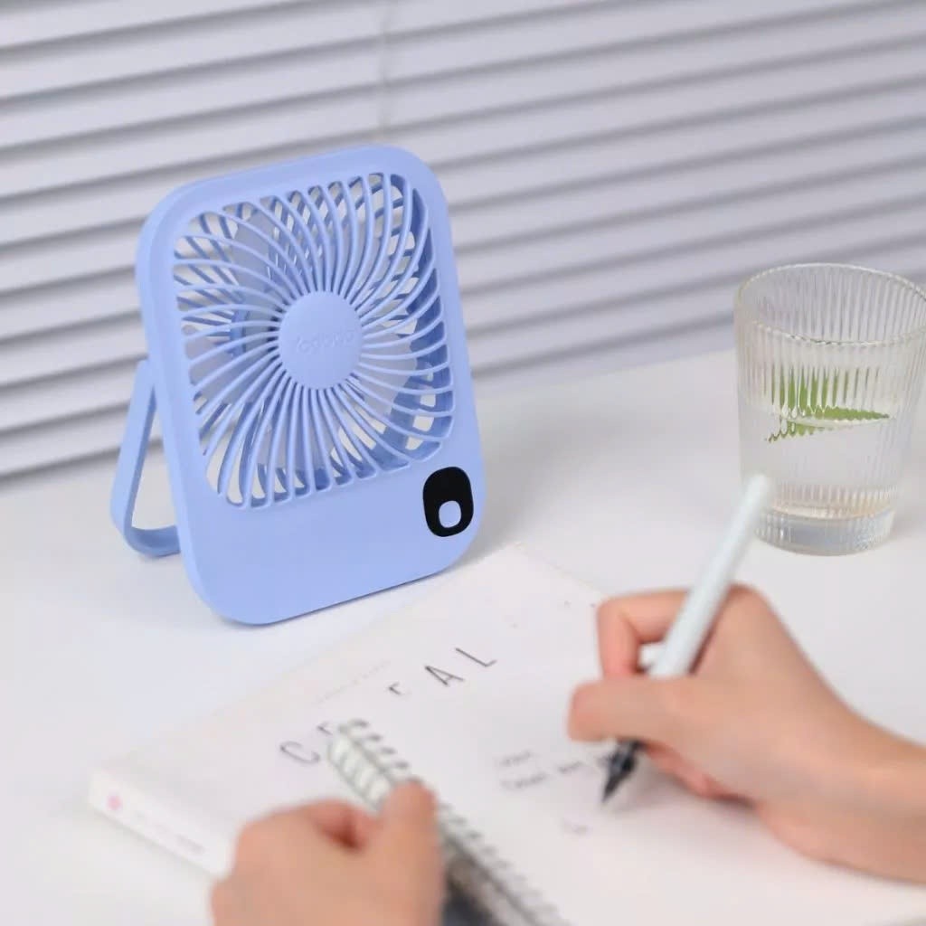Quạt để bàn tích điện Yoobao F01 3W 3 Quạt để bàn tích điện Yoobao F01 3W - Ảnh 3